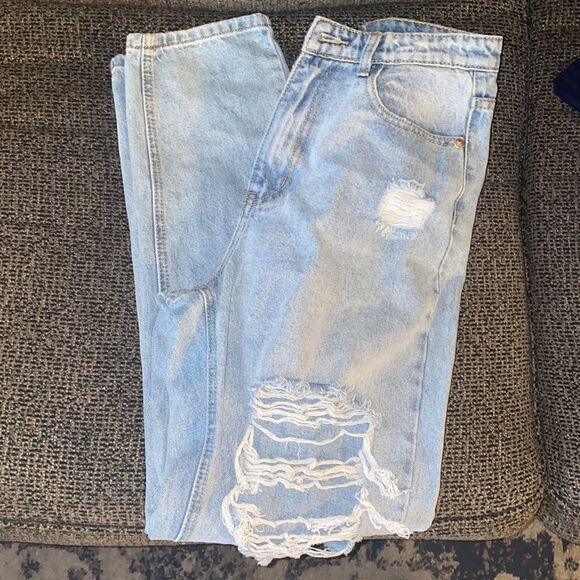 ✨HP✨PRETTYLITTLETHING Light Wash Ripped Mom Jeans✨ - Picture 4 of 9